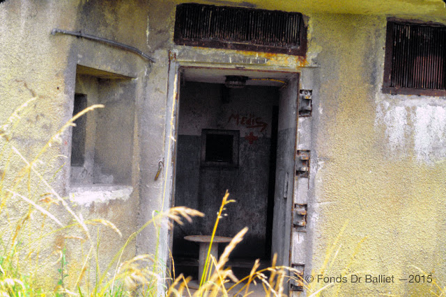 Abri-caverne du Petit-Rederching — noter le tag américain d'époque « Medic » vestige de l'utilisation de l'abri-caverne comme poste de secours (cliché Balliet J.M., vers 1977)