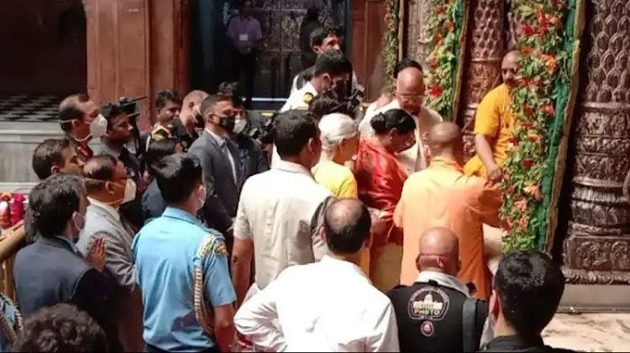 राष्ट्रपति ने ठाकुर बांकेबिहारी के मंदिर में किए दर्शन पूजन, सीएम योगी और राज्यपाल साथ रही मौजुद 
