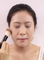 Use rolling technique to apply Banila Co. Prime Primer Finish Powder on her face this will ensure the powder sticks on well.