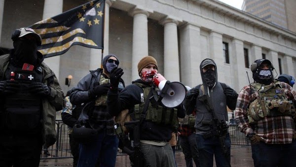 Jelang Pelantikan Biden, Demonstran Bersenjata Berkumpul di Gedung DPRD AS