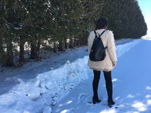 fur coat, winter outfit, statement coat, sheep fur coat, white coat, over the knee boots, how to wear statement coat, zimski outfit, krzneni kaput, casual zimski kaput, sta obuci za zimsku setnju, what to wear on a casual winter day, backpack, black leather backpack, kako nositi ruksak