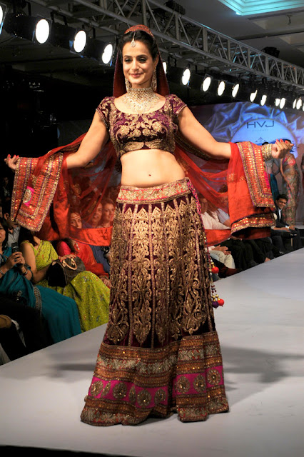 Ameesha Patel walks the ramp for H.V. Jewels