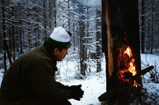 Jänismetsällä, kelokantoon kyhätyn nuotion ääressä