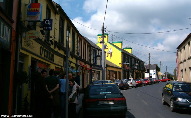 Una calle llena de pubs irlandeses en Foynes