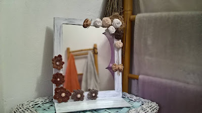 Cornice specchio, specchiera shabby chic con rose di stoffa e juta e decorazioni di pigna 2