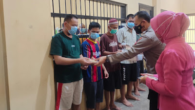 Sat Tahti Polres Tubaba bersama Bhayangkari Bagikan Takjil Tahanan Rasa Peduli Polri
