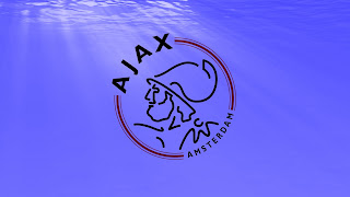 Ajax Amsterdam logo op paarse achtergrond