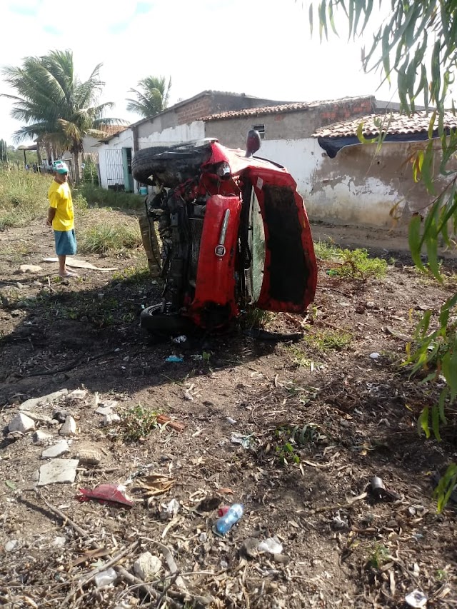 MOTORISTA PERDE CONTROLE DE CARRO APÓS VOADORA EM QUEBRA-MOLAS DA PE-218