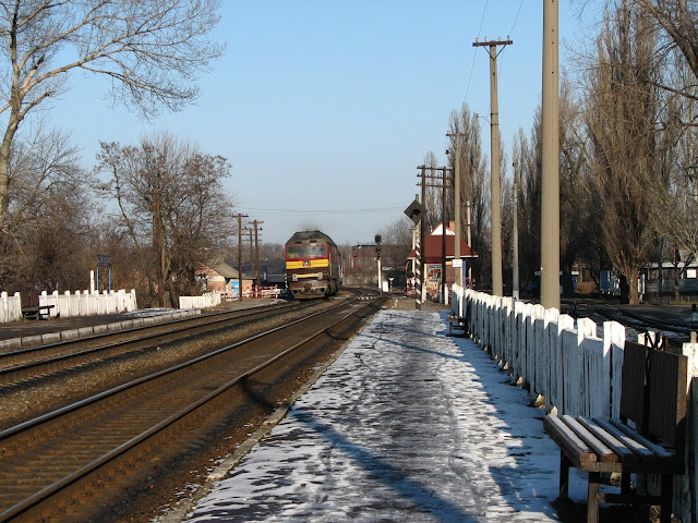 Тепловоз ТЭП70-0079 із пасажирським поїздом біля з. п. Вагонзавод (Кременчук)