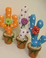 http://un-mundo-manualidades.blogspot.com.es/2013/01/hermosos-souvenirs-cactus-manualidades.html