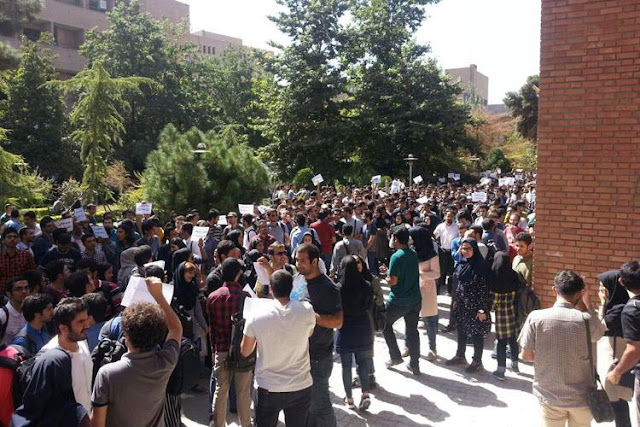 Univ. students in Tehran protest against dorm situation and educational costs