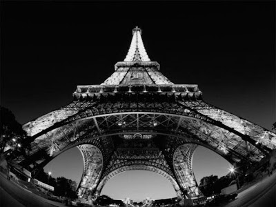 Torre Eiffel tomada desde abajo