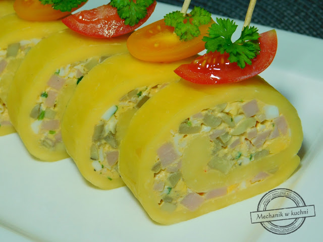 rolada serowa przekąska zimna płyta deska serów przyjęcie  bankiet ser pieczarki szynka serek topiony collar cheese snack cold plate cheese board adoption banquet cheese mushrooms ham processed cheese 