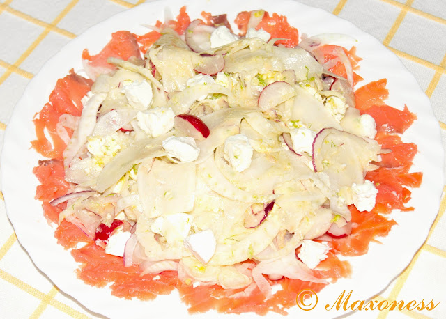 Салат из фенхеля, козьего сыра и копчёного лосося