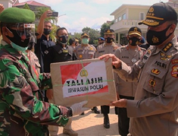 Jenderal Polisi Pantau dan Berbagi Tali Asih di Sejumlah TPS Batam
