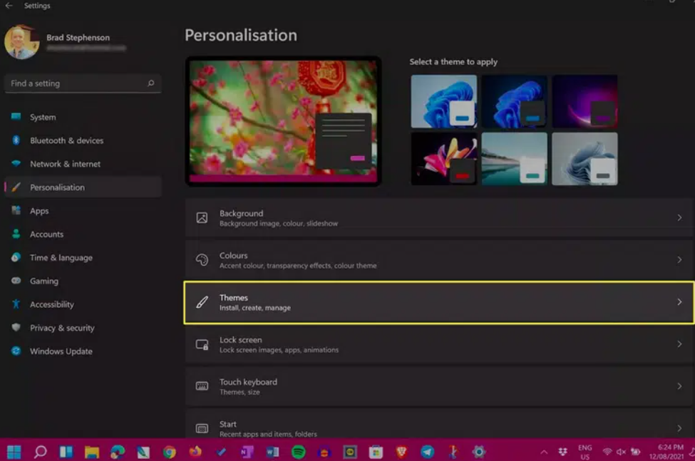 How do you customize Windows 11?