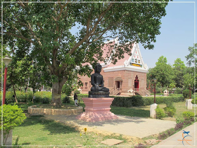 Wat Thai é um templo budista tailandês em Sarnath