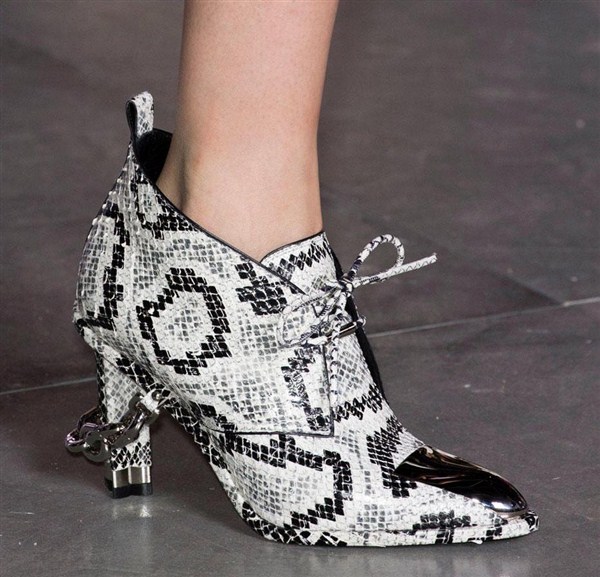 32 Sandal  Calbi  Model  Baru Trend Terbaru