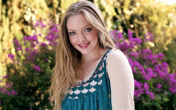 Amanda SeyFried Cute Sexy Photos 