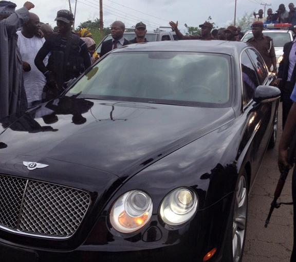 See How the Ooni of Ife entered Ile Ife in style