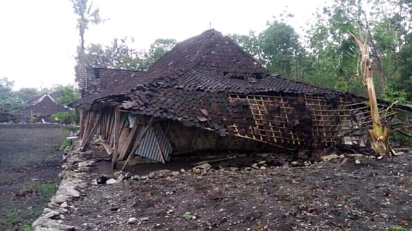 Hujan Disertai Angin Mengakibatkan Rumah Mbah Tupon Hampir Roboh