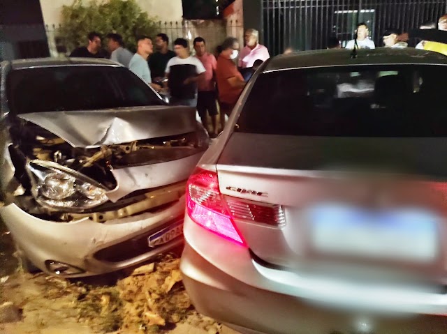 Motorista perde controle da direção e colide contra carro estacionado na Av. São Sebastião