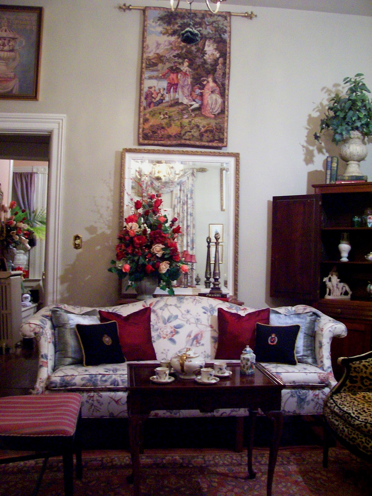 Eye For Design: Victorian Style Living Room