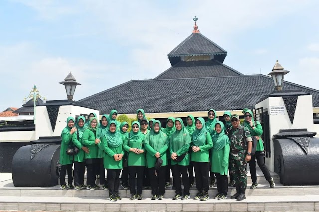 Kunjungan Ke Demak, Ketua Persit Koorcab Rem 073/Makutarama Laksanakan Senam Bersama dan Wisata Religi