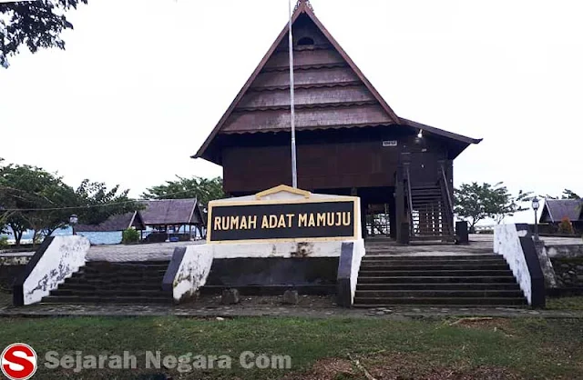 Foto Rumah Adat Mamuju Sulawesi Barat