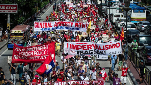 Filipinos queman bandera de EEUU en protesta en Manila