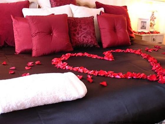 6. Valentine's Day Bed Decoration Ideas