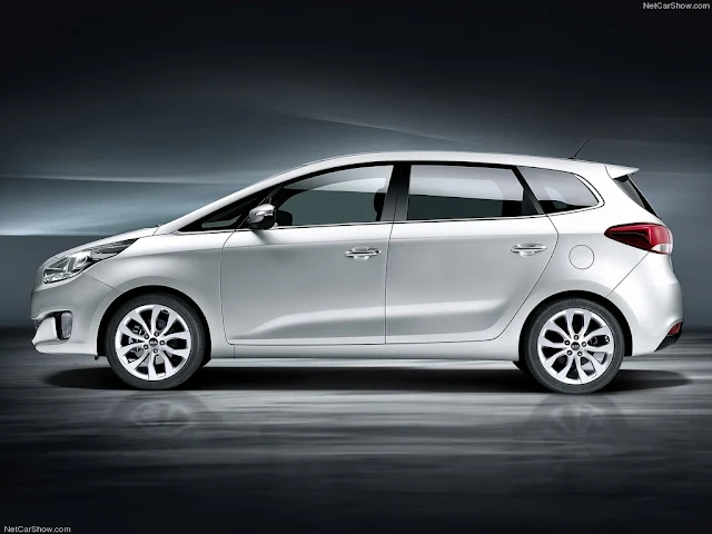 Novo Kia Carens perfil 