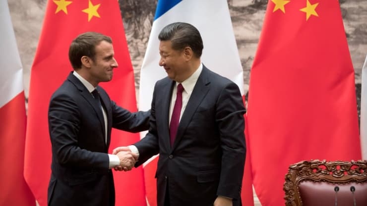 El presidente francés, Emmanuel Macron (izq.), Y el presidente chino, Xi Jinping, se dan la mano después de una conferencia de prensa conjunta en el Gran Palacio del Pueblo en Beijing el 9 de enero de 2018. Mark Schiefelbein | AFP | imágenes Getty