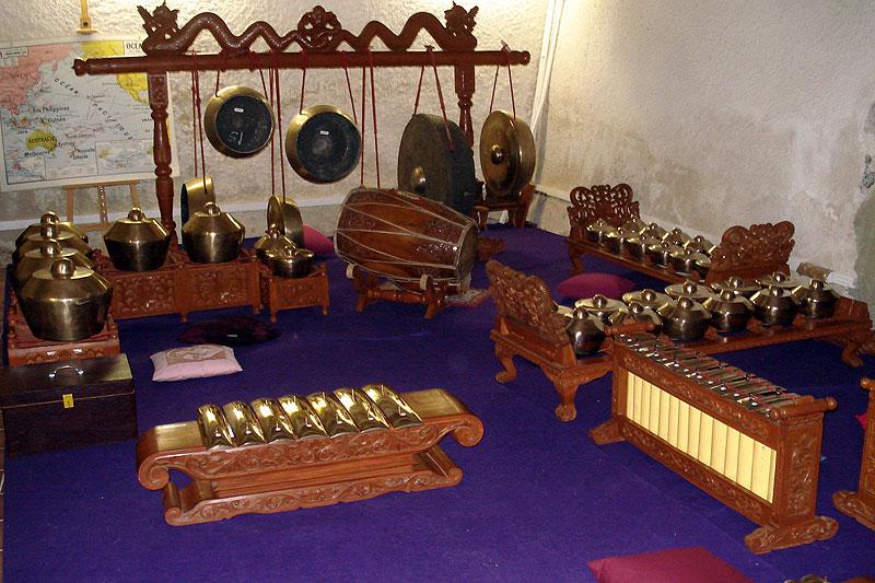 ORANG CERDAS (SMART PEOPLE): Mengenal Alat Musik Gamelan dengan Gambar