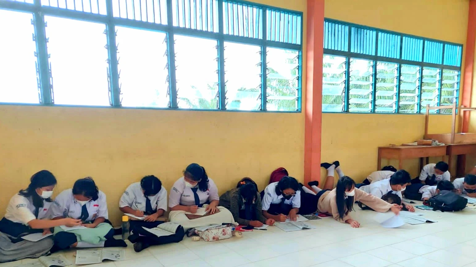 331 Siswa Sekolah Belajar Tanpa Gedung