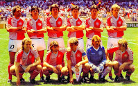 SELECCIÓN DE DINAMARCA - Temporada 1985-86 - Eljkaer-Larsen, Arnesen, Molby, Sivebak, Michael Laudrup y Busk; Henrik Andersen, Jesper Olsen, Morten Olsen, Hogh y Lerby - DINAMARCA 2 (Jesper Olsen y John Eriksen) REPÚBLICA FEDERAL DE ALEMANIA 0 - 13/06/1986 - Campeonato del Mundo de México 1986, fase de grupos - Querétaro, México, estadio Municipal