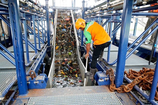 Sumbangsi Sampah Plastik di Indonesia Dalam Pencemaran Lingkungan