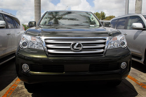 2010 toyota halts lexus suv black color