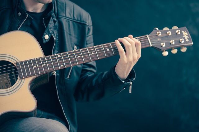 aplikasi gitar android - Gitar menjadi salah satu alat musik yng cukup populer sekali di Indonesia bahkan di dunia, sekarang ini sudah tersedia aplikasi musik yang dapat digunakan untuk menjalankan sebuah gitar. Jika kamu pengguna setia gitar saya sangat merekomendasikan aplikasi ini.