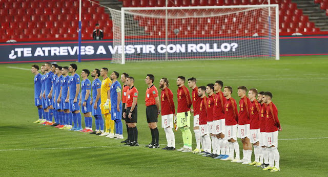 Las Selecciones de Grecia y España, junto con el trío arbitral, escuchando los himnos antes de comenzar el encuentro. SELECCIÓN DE ESPAÑA 1 SELECCIÓN DE GRECIA 1. 25/03/2021. Copa Mundial de Fútbol Qatar 2022, fase de clasificación, Grupo B de Europa, jornada 1. Granada, España, estadio Nuevo Los Cármenes. GOLES: 1-0: 33’, Morata . 1-2: 56’, Bakasetas, de penalti.