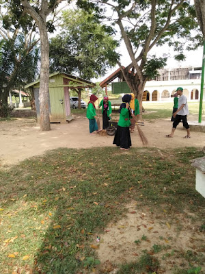 Peduli Lingkungan, Mahasiswa KKN Unimal Gotong Royong Bersama Masyarakat Reuleut Barat