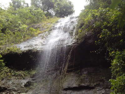 air terjun adalah sumber mata air yang luar biasa kesegaran dan kesejukannya