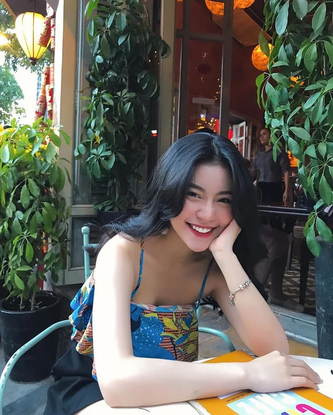 Cô bạn sinh năm 1998 xinh như búp bê cùng nụ cười tươi rói đang cực hot trên Instagram Việt Nam -1