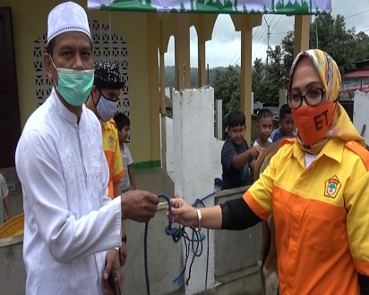 Kosgoro Maluku Berikan Bantuan Dua Ekor Sapi Kurban