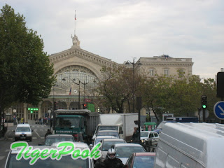 芸術の都パリの優雅で芸術的な通勤ラッシュとパリ東駅