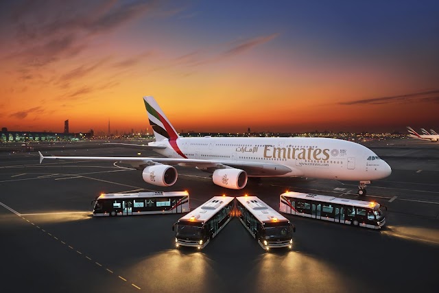 Emirates invirtió en nuevos buses para los pasajeros de clase económica en el aeropuerto de Dubái