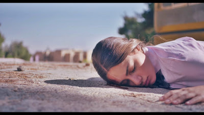 Mariam caída no chão na série alrawabi school for girls da netflix