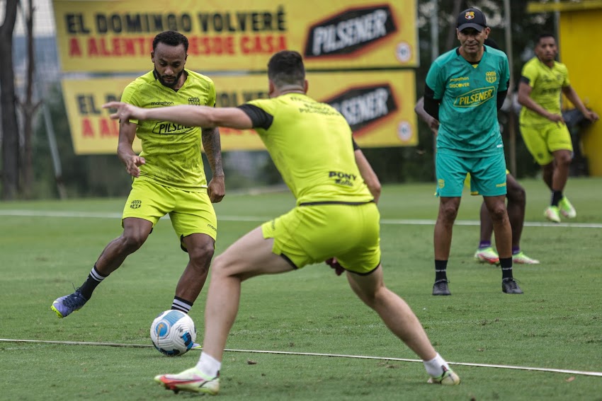 Último entrenamiento previo al cotejo entre BSC - Metropolitanos