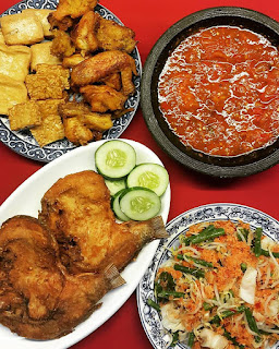 Hidangan Sahur hari Pertama Ramadhan 2022 Ikan mas goreng, Urap sayur bumbu mentah, tempe tahu dan ayam goreng