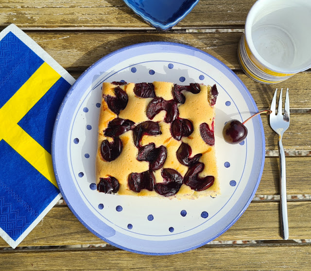 Rezept: Einfacher schwedischer Kirschkuchen vom Blech. Die Basis dieses saftigen Kuchens mit Kirschen ist ein Rührteig, daher ist er schnell und leicht zuzubereiten.